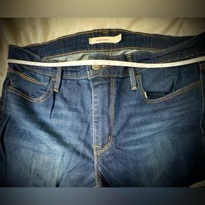 Levi Size 34, inseam 31”, lightly loved, no stains, no fraying